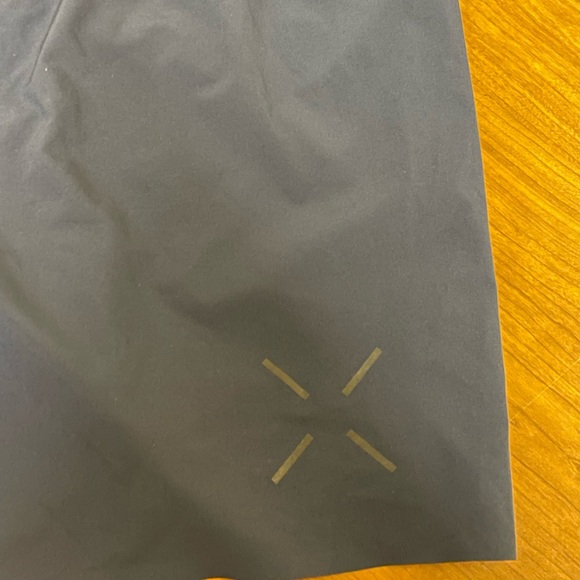 Like New, Men’s Lined Ten Thousand 9” Interval Shorts - Large - Picture 6 of 7